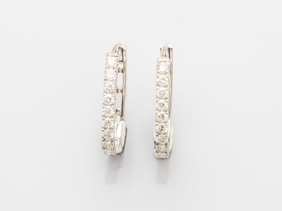 une paire de boucles d'oreilles en diamant