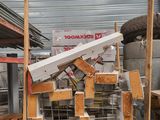 Plusieurs morceaux de bois sont empilés sur une palette dans un entrepôt