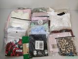 de nombreux sacs de vêtements posés sur une table