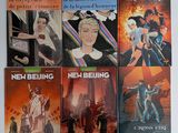 Quatre livres de la nouvelle série « Pékin » sont posés sur une surface blanche