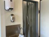 une salle de bains équipée d'une douche et d'un lavabo
