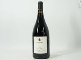 une bouteille de vin posée sur une table