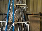 un tas d'objets métalliques dans un local de stockage