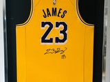 maillot de basket-ball encadré, signé et dédicacé par les Lakers de Los Angeles