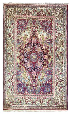 un tapis persan antique avec un motif floral sur fond blanc