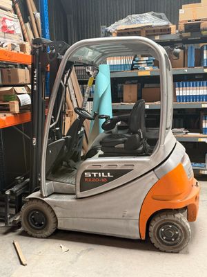 un chariot élévateur garé dans un entrepôt