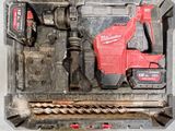 une boîte à outils contenant une perceuse, un foret et d'autres outils