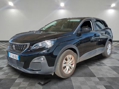 la voiture noire est garée sur un sol en damier dans le garage