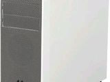 une tour d'ordinateur de bureau blanche avec un clavier et une souris noirs