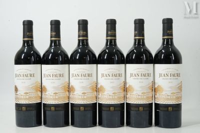 six bouteilles de vin rouge sont alignées sur une table