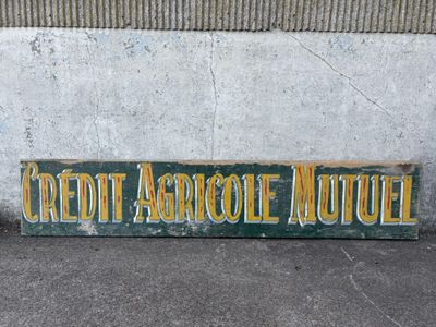 un mur en béton sur lequel est accrochée une pancarte portant l'inscription « credit absorbe moule »