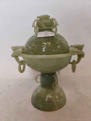 CHINE : Petite coupe couverte en néphrite/jadéite, à prises …