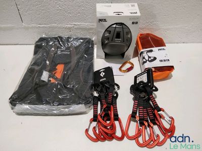 une paire de cordons rouges et noirs et un sac noir