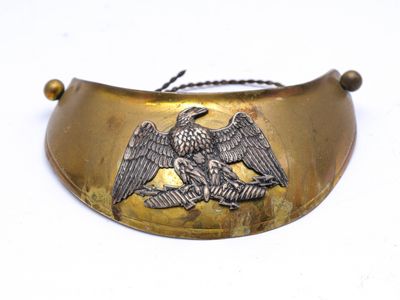 un bracelet en laiton orné d'un aigle