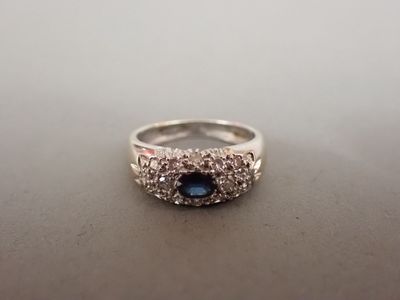 Gros plan sur une bague contenant une pierre bleue