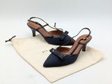 une paire d'escarpins bleu marine pour femme, accompagnée d'un petit sac