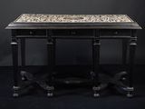 une table noire avec un plateau en marbre sur fond noir