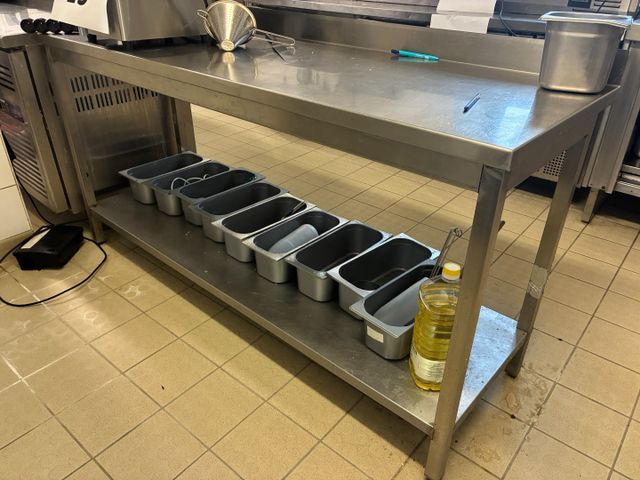 Table inox à dosseret, tablette inférieure, L : 180 environ