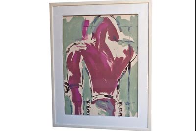 tableau représentant une femme en robe rose, dans un cadre blanc