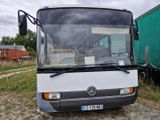 un bus garé sur le bord de la route