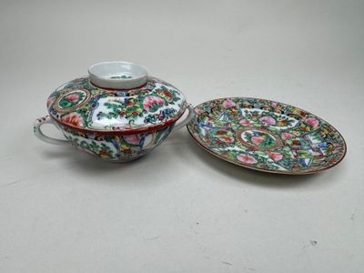 paire d'assiettes et de soucoupes chinoises de style « famille »