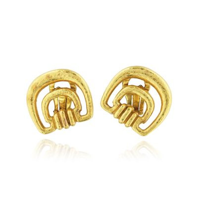 une paire de boucles d'oreilles plaquées or jaune, ornées d'un motif en nœud
