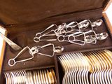 de nombreuses cuillères et fourchettes dans un coffret contenant une cuillère
