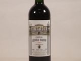 une bouteille de vin posée sur une table