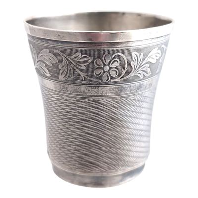 une coupe en argent posée sur une table
