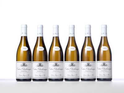 six bouteilles de vin blanc alignées