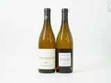 deux bouteilles de vin posées l'une à côté de l'autre sur une surface blanche