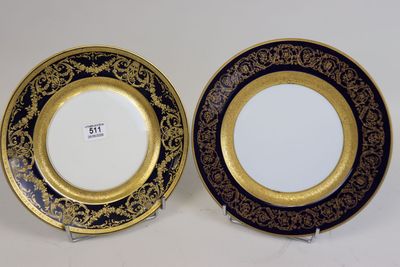 deux assiettes ornées de motifs dorés et noirs sur un fond blanc