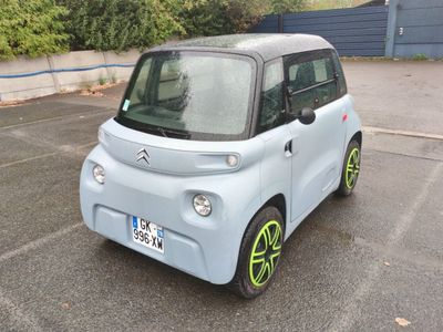 une petite voiture garée dans un parking