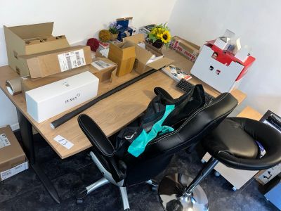 un bureau avec une chaise et un ordinateur dessus