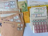 beaucoup de courriers posés sur une table