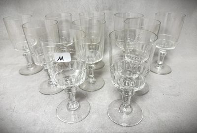 plusieurs verres à vin vides sont alignés sur une table