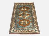 un tapis bleu et orange sur fond blanc