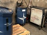 une glacière bleue posée sur une palette dans un garage
