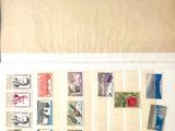 un livre ouvert avec des timbres, posé sur une table