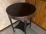 une petite table avec un plateau en bois sur un plancher en bois