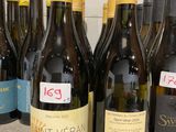 plusieurs bouteilles de vin sont alignées sur une table