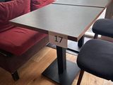 une table avec un banc et des chaises devant une fenêtre