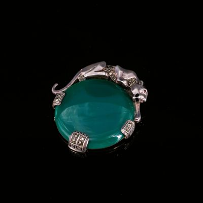 un gros plan d'une bague sur laquelle figurent un chat et un chien