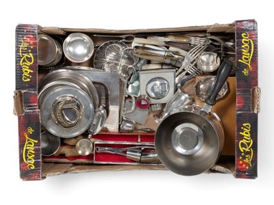 une boîte contenant tout un tas d'ustensiles de cuisine