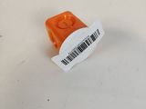 un petit objet orange sur lequel figure un code-barres