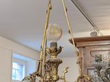 un lustre suspendu au plafond d'une pièce
