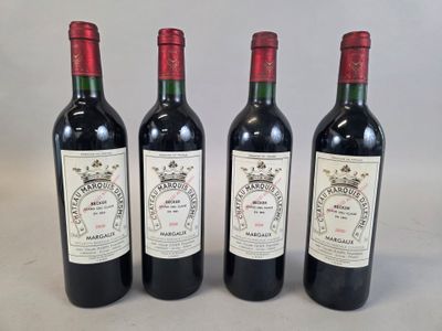 trois bouteilles de vin rouge sont alignées sur une table