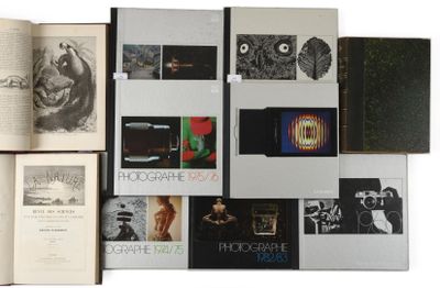 beaucoup de livres qui traînent sur une table