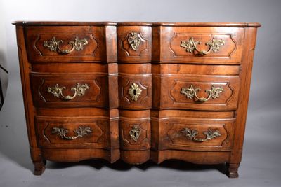 une image d'une commode en bois avec des poignées en laiton