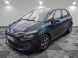 une citrole bleue garee sur le sol en damier d'un garage